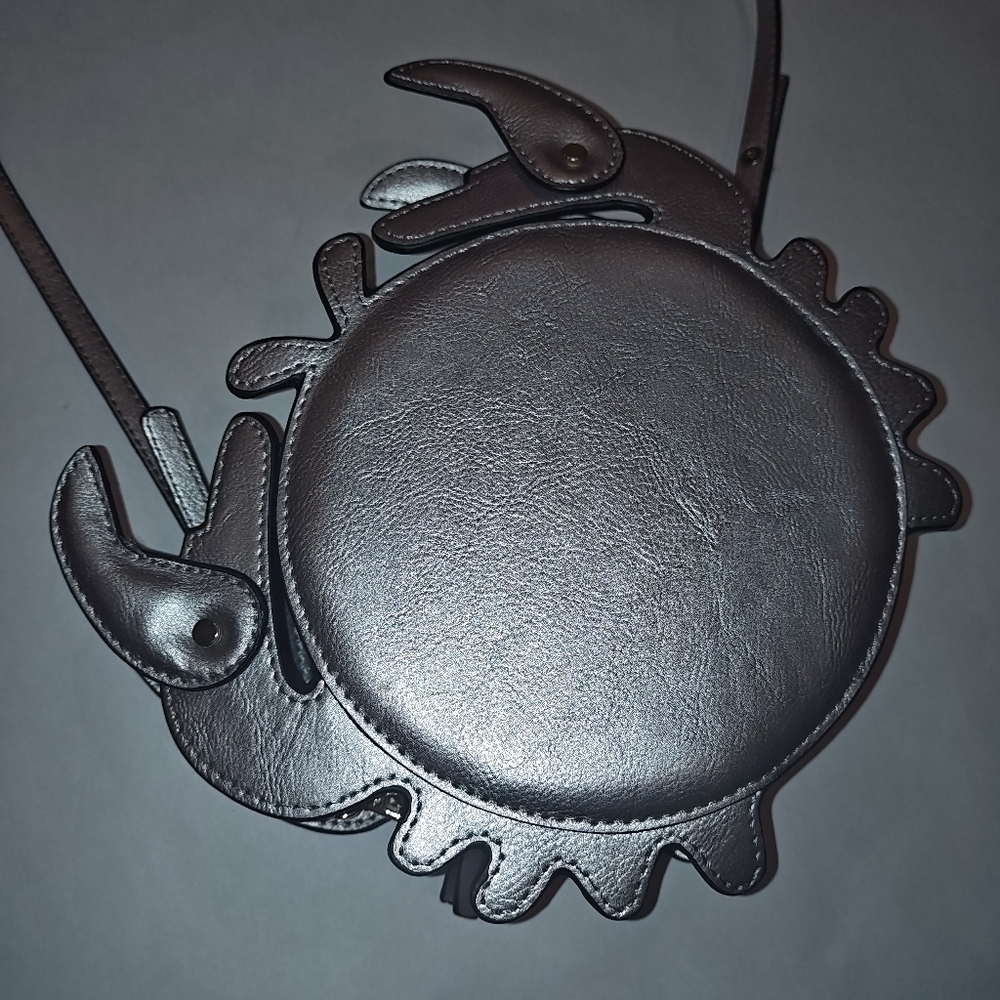 GUNMETAL CRAB BAG WITH FUNCTIONAL CLAWS!